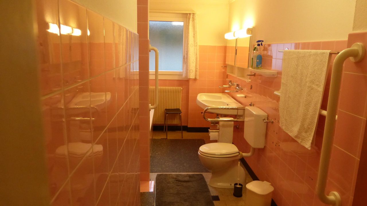 Elternbadezimmer mit Badewanne, Dusche und WC Elternbadezimmer mit Badewanne, Dusche und WC